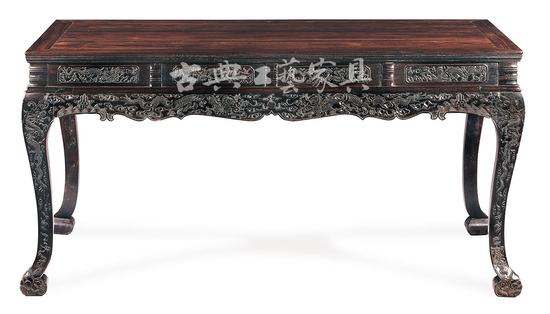 1995年古典家具第一場個(gè)人專場“清水山房”專場拍品“清康熙 紫檀高束腰大畫桌”，現(xiàn)藏于觀復(fù)博物館。（圖片提供：北京觀復(fù)博物館）