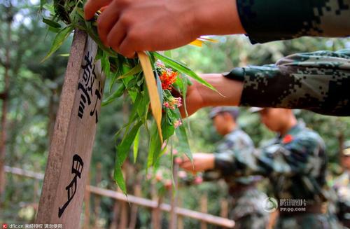 瑞麗邊防大隊(duì)江橋警犬復(fù)訓(xùn)基地的官兵在悼念“警犬戰(zhàn)友”，敬獻(xiàn)花環(huán)。
