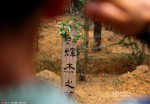 脫帽、默哀、敬禮，簡單的儀式承載了官兵與警犬之間深厚的戰(zhàn)友情誼。