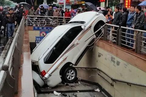 女司機(jī)油門(mén)當(dāng)剎車(chē) 盤(pán)點(diǎn)男女司機(jī)開(kāi)車(chē)有哪些區(qū)別
