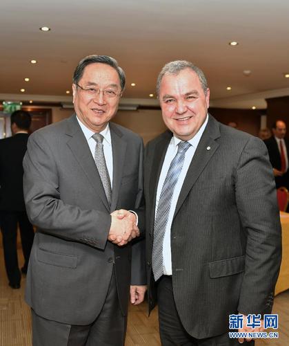 4月10日，全國(guó)政協(xié)主席俞正聲在前往非洲三國(guó)進(jìn)行正式友好訪問途中過境馬耳他，在瓦萊塔會(huì)見馬耳他議長(zhǎng)法魯賈。 新華社記者 高潔 攝