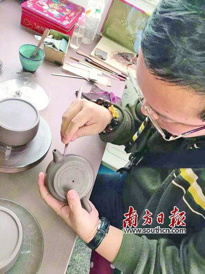 藝術(shù)家彭漢蒙在制作紫砂壺。