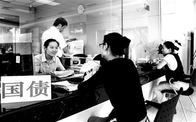 由于網(wǎng)銀和柜臺同時開售，部分銀行網(wǎng)點甚至來不及賣出一筆就發(fā)現(xiàn)額度全部被搶光供圖/視覺中國