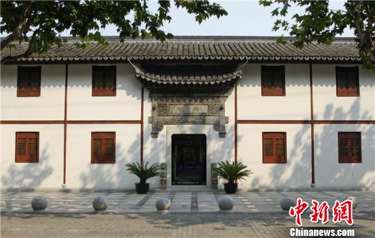內(nèi)史第濃縮了百年來上海融匯中外文化的“密碼”，雖然不在十里洋場的中心地帶，卻不妨礙其成為上海最具傳奇色彩的宅子之一?！」俜健z