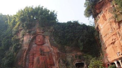 在宜賓市屏山縣龍華鎮(zhèn)八仙上，有一尊高達(dá)32米的立佛，被稱為龍華八仙山大佛。近日，屏山縣人民政府及文保部門表示，為了更好地保護(hù)龍華大佛，希望通過(guò)成都商報(bào)面向社會(huì)征集大佛身世的解答，以期解開(kāi)龍華大佛身世之謎。