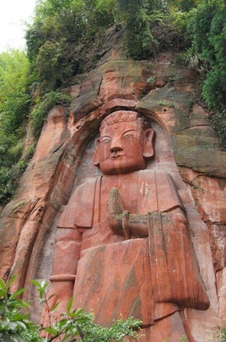 自從阿富汗巴米揚(yáng)大佛被塔利班武裝炸毀后，這座偏居川南深山懸崖之上的大佛，成為目前世界第一大立佛。