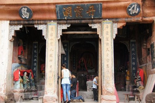 　但為何鑿刻、何人鑿刻，至今沒有找到相關(guān)文獻(xiàn)資料，這也讓大佛的身世至今成謎。