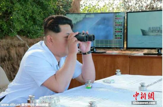 當?shù)貢r間2015年6月15日，據(jù)朝中社報道，朝鮮最高領(lǐng)導人金正恩近日觀看朝鮮海軍進行反艦火箭試射訓練。 圖片來源：東方IC 版權(quán)作品 請勿轉(zhuǎn)載