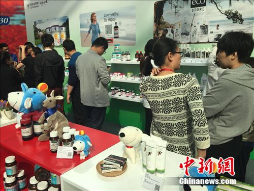 國內(nèi)消費(fèi)者在某跨境電商企業(yè)參觀國外商品展示。<a target='_blank' href='http://www.chinanews.com/' >中新網(wǎng)</a> 吳濤 攝