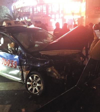資料圖：上海超跑撞車5人傷，肇事方有人直播飆車實(shí)況。該圖片系《新京報(bào)》報(bào)道此事時(shí)刊載的網(wǎng)絡(luò)截圖。