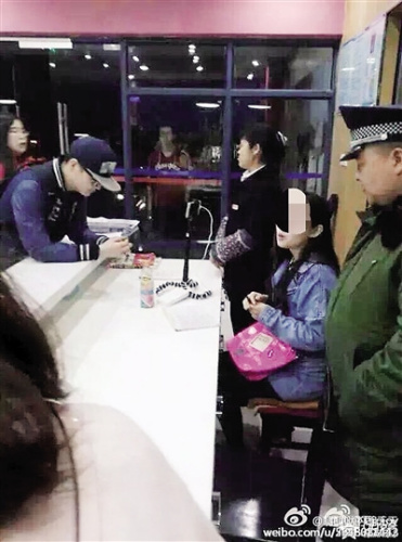 資料圖：安保人員制止女主播(右二)直播女生宿舍。 圖片來源：網(wǎng)友微博截圖