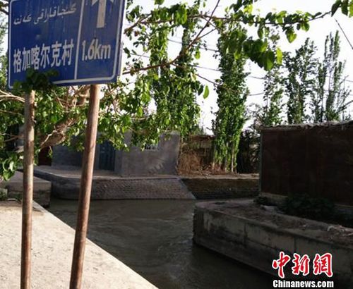 寬6米、深3米的水渠中水流湍急，雖已到春季，但水溫只有零上二三度?！铈面?攝