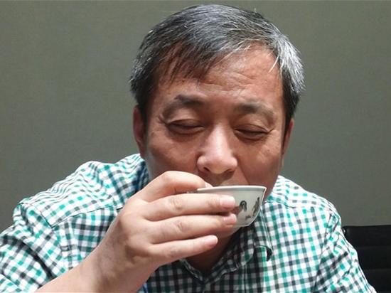 在耗資3640萬美元買下了一尊明朝的雞缸杯之后，他用這件古董喝茶的做法震驚了藝術(shù)界。

　　圖片：courtesy Sotheby‘s。