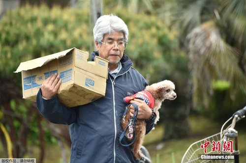 當?shù)貢r間4月17日，一位老人抱著自己的愛犬領(lǐng)救災(zāi)物資。