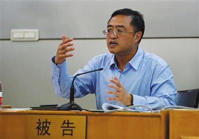 4月11日，貴陽市中院，貴州省副省長陳鳴明在法庭上回答原告及法官提問。圖/CFP