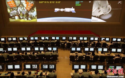 資料圖：北京時間2013年6月13日13時18分，天宮一號目標飛行器與神舟十號飛船成功實現(xiàn)自動交會對接。圖為北京航天飛行控制中心指揮大廳大屏幕播出對接實時畫面。<a target='_blank' href='http://www.chinanews.com/'>中新社</a>發(fā) 孫陽 攝 