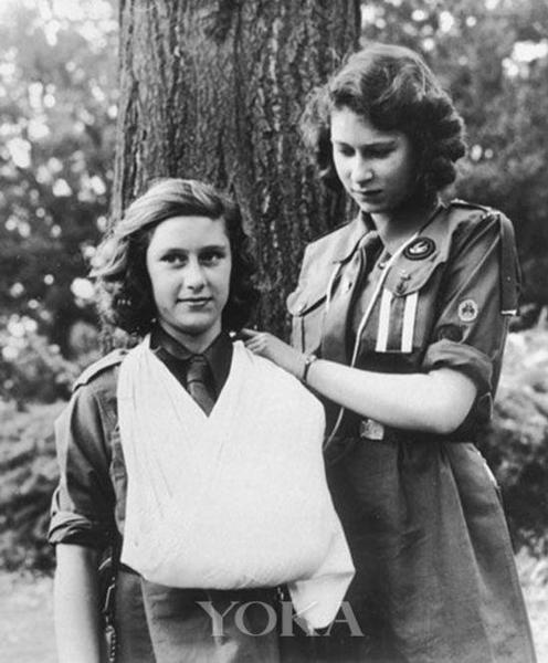1943年8月，未成為英國女王的伊麗莎白二世展示綁繃帶的技術(shù)，照片里的她佩戴皮質(zhì)表帶纖細(xì)女表。