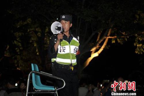 5萬人聚集杭州西湖音樂噴泉，警方未雨綢繆數(shù)小時安全疏散。　上城區(qū)公安分局提供 攝