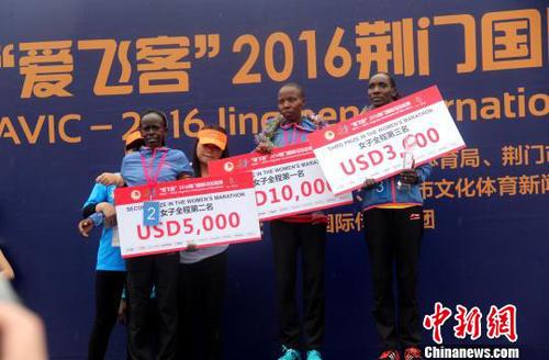 經(jīng)過激烈競爭，全程馬拉松男女組前三名為肯尼亞選手包攬。圖為獲得前三名的女選手　吳奇勇　攝