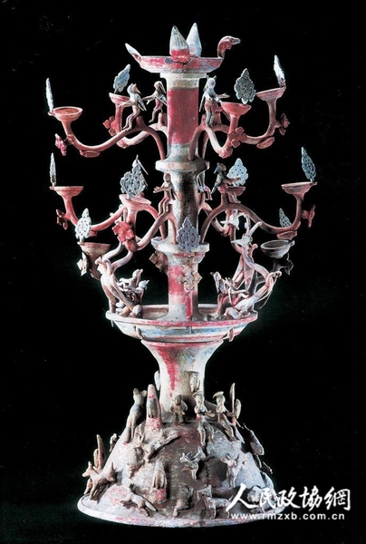 東漢陶質(zhì)彩繪百花燈，1972年出土于洛陽澗西七里河漢墓，現(xiàn)藏于洛陽博物館。
