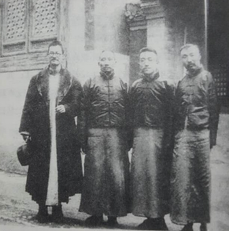 1920年蔡元培（左二）、胡適（右二）、李大釗（右一）等合影。這3人都在《新青年》雜志的發(fā)展壯大中起了積極作用。