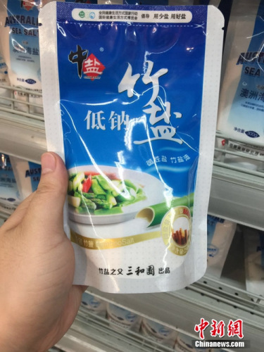 超市中在售的價位比較高的低鈉鹽。<a target='_blank' href='http://www.chinanews.com/' >中新網(wǎng)</a> 吳濤 攝