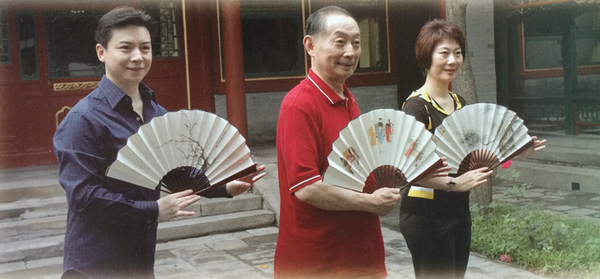 梅葆玖與弟子胡文閣（左）、董圓圓（右）