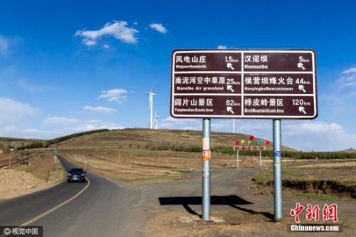2016年5月3日，河北省張家口草原天路上自駕的游客。王子瑞 攝 圖片來源：視覺中國