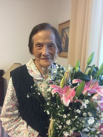 2016年母親節(jié)，趙麗宏為94歲的母親獻(xiàn)花并攝影。趙麗宏是全國(guó)政協(xié)委員，著名作家、散文家、詩(shī)人，上海作家協(xié)會(huì)副主席、《上海文學(xué)》雜志社社長(zhǎng)。著有詩(shī)集《珊瑚》、《沉默的冬青》、《抒情詩(shī)151首》等。