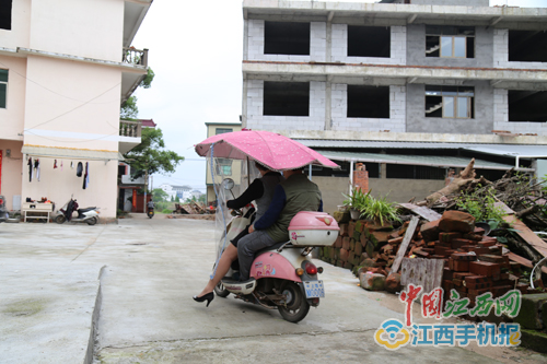 這輛換了三次電瓶的電動(dòng)車，是王勇妻子鄭紅梅接送孩子的專車?！拔矣旭{照，很想買輛二手車接送孩子，但王勇把錢都捐給困難的當(dāng)事人，家里沒錢。”
