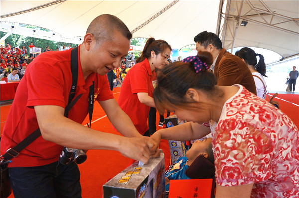 領(lǐng)導(dǎo)為10位殘疾家庭送上慰問金后，開福區(qū)的助殘公益機(jī)構(gòu)為殘疾孩子送來了玩具和生活用品。
