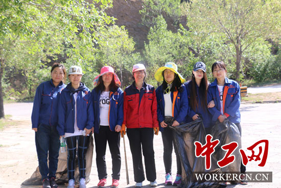 圖為中鐵十九局集團三公司北京興延項目公益活動志愿者與保潔阿姨合影。