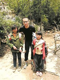 武春成和為民小學(xué)的孩子們?cè)谝黄穑瑤退齻兇蜇i草