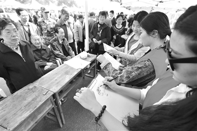 去年公民愛心日，志愿者專設(shè)肖像畫服務(wù)市民。李忠 攝