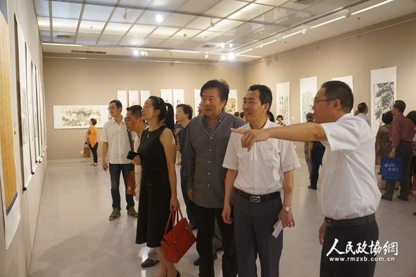 揭牌儀式結(jié)束后，嘉賓步入首屆藝術(shù)精品展廳欣賞作品。