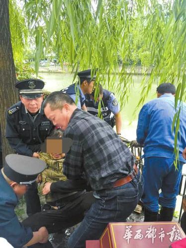 警民合力救起落水大爺。