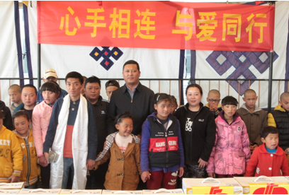 自治區(qū)民政廳副廳長尼瑪次仁（中）在自治區(qū)福彩中心主任唐慧（左一）、副主任旦增（右二）的陪同下，慰問拉薩市盲童學(xué)校的孩子們