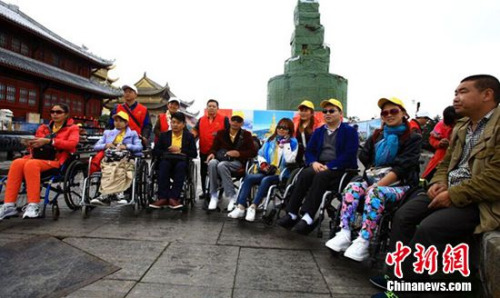 怒放生命，圓夢金頂。5.15全國助殘日，殘友們在愛心志愿者、游客、景區(qū)工作人員的共同努力下成功登上金頂