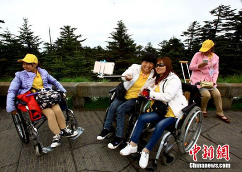 挑戰(zhàn)自我，自強不息，勇攀高峰，成功登頂后殘友們露出興奮喜悅的心情！