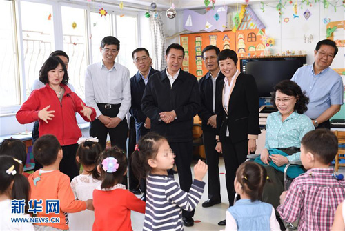 圖為王勇在中國聾兒康復研究中心與正在進行康復訓練的聾兒交流。新華社記者 張領 攝