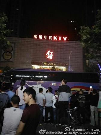 5月19日晚，河南鄭州一家KTV場所因嚴重涉黃違法問題被警方連夜突擊查處。據大河報報道，5月19日晚，公安機關經過縝密偵查、布控經營，對鄭州市二七區(qū)一KTV嚴重涉黃違法問題進行了突擊查處。