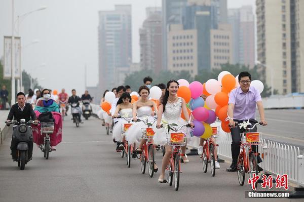 5月20日，南京90后小伙張龔亦騎著公共自行車迎接新娘徐思圓，在當(dāng)?shù)毓沧孕熊囆蜗蟠笫?、江蘇廣播主持人楊曉的策劃組織下，在“520”（我愛你的諧音）這一天用綠色環(huán)保、低碳出行的方式來表達(dá)愛情，表達(dá)對(duì)生活的這座城市的熱愛。
