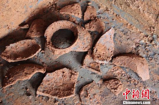 出土的陶器碎片。　楊萬里 攝