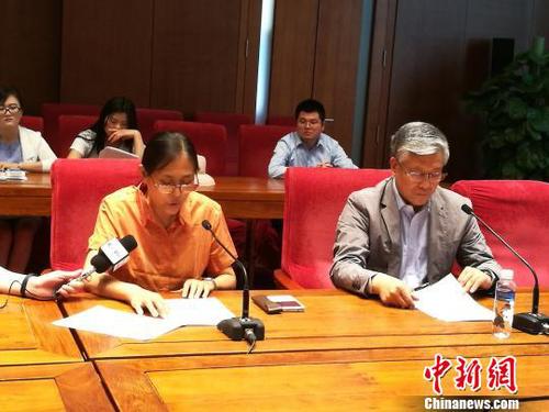 石魯之女石丹(左)宣讀聲明，右為中國國家博物館副館長陳履生?！?yīng)妮 攝