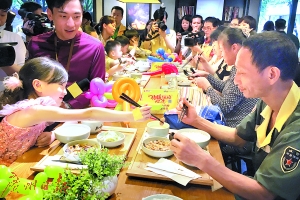 環(huán)衛(wèi)工人及其子女在快餐店享用愛心待餐。記者莫偉濃 攝