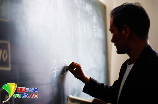 黃三英老師認(rèn)認(rèn)真真、一筆一劃地在黑板上寫下所要教授的內(nèi)容。他所在的甘肅省舟曲縣果耶鄉(xiāng)真莊村，位于群山深處。這里距離蘭州近十個小時的車程。從2005年起，黃三英繼承父業(yè)，成為真莊小學(xué)代課教師，教村里的孩子說漢語、認(rèn)漢字。中國青年網(wǎng)記者 張炎良 攝