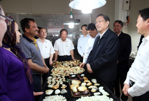 5月22日至24日，中共中央政治局常委、全國政協(xié)主席俞正聲在河南調(diào)研。這是5月22日，俞正聲在南陽市鎮(zhèn)平縣石佛寺鎮(zhèn)天下玉源市場詳細(xì)了解涉疆服務(wù)管理情況。