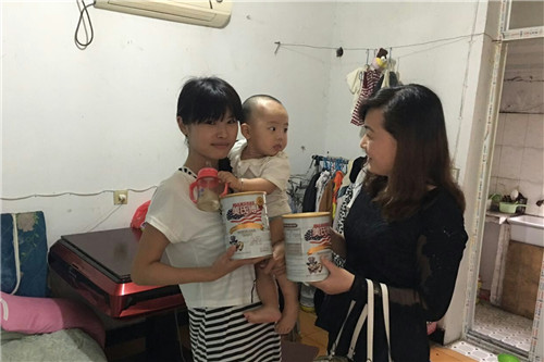 金山分會(huì)向困難家庭嬰幼兒發(fā)放奶粉