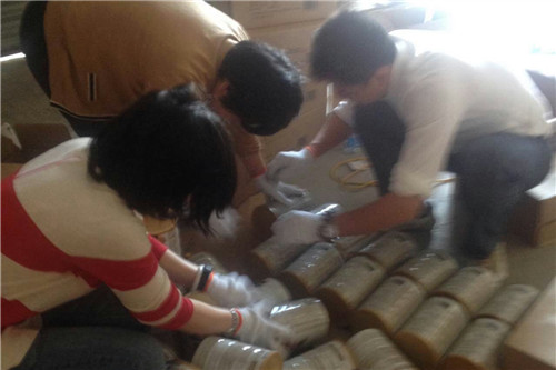 金山分會(huì)向困難家庭嬰幼兒發(fā)放奶粉3