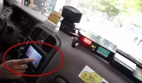 大屏幕上有多級(jí)菜單，可以顯示出租車司機(jī)的服務(wù)資格證，也可以電召搶單、行程計(jì)價(jià)、定位導(dǎo)航、語(yǔ)音播報(bào)等
